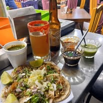 Tacos y bebidas en La Tequi